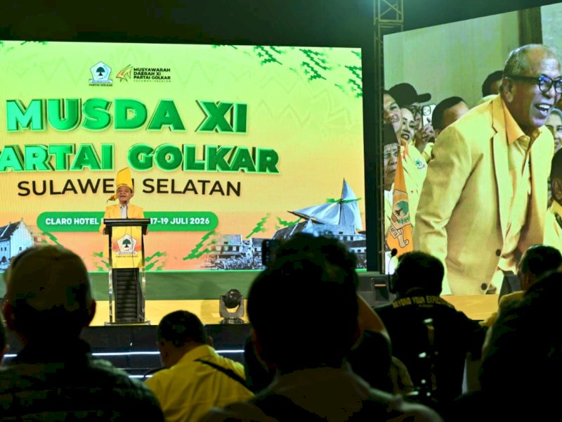 Ketua Umum Partai Golkar Bahlil Lahadalia menjelaskan alasan memberikan diskresi kepada Ilham Arief Sirajuddin (IAS), saat membuka Musda XI Golkar Sulsel, di Hotel Claro Makassar, Sabtu (18/7/2026). @Jejakfakta/Reza Arifuddin

