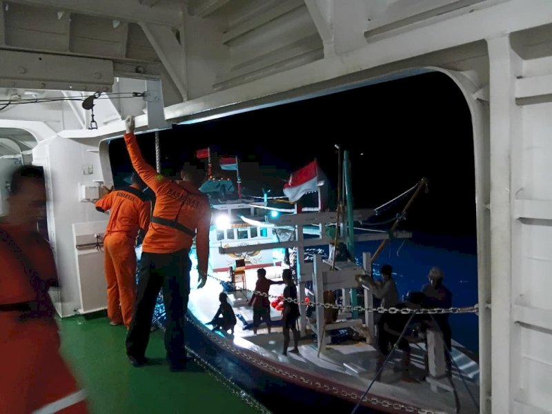 Lima penumpang berhasil ditemukan dalam kondisi selamat setelah empat hari bertahan hidup di laut dengan berpegangan pada rompong (rumah ikan) milik nelayan di perairan Kabupaten Kepulauan Selayar, Sulawesi Selatan, Sabtu (18/7/2026). @Jejakfakta/dok. Basarnas Makassar