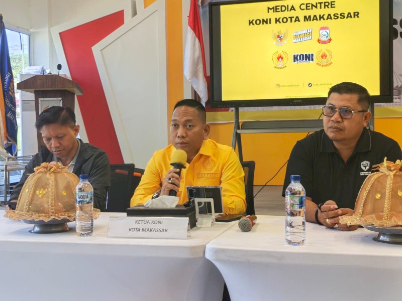Ketua Komite Olahraga Nasional Indonesia (KONI) Kota Makassar, Ismail, saat memberikan klarifikasi terkait dana hibah Rp15 miliar, Sabtu (18/7/2026). @Jejakfakta/dok. Humas Pemkot Makassar