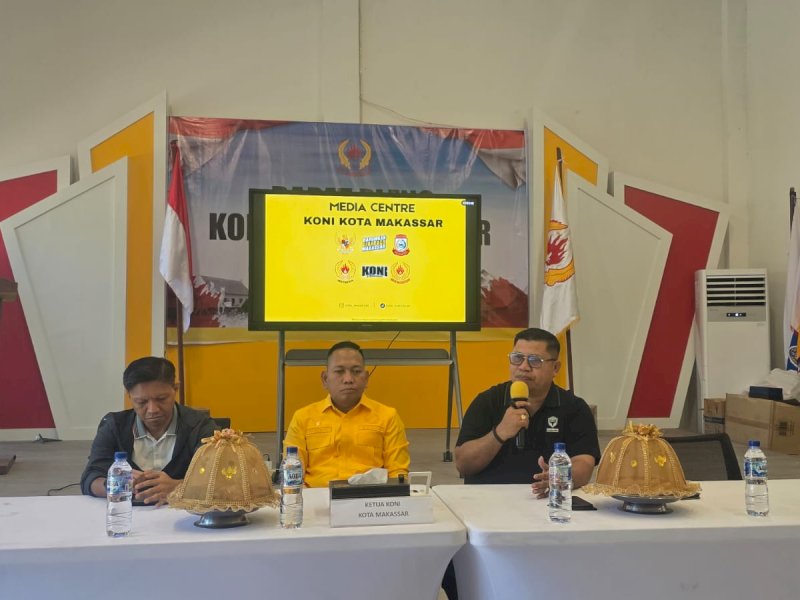 Auditor Internal Komite Olahraga Nasional Indonesia (KONI) Kota Makassar, Ayuzar, saat memberikan keterangan pers. @Jejakfakta/dok. Humas Pemkot Makassar