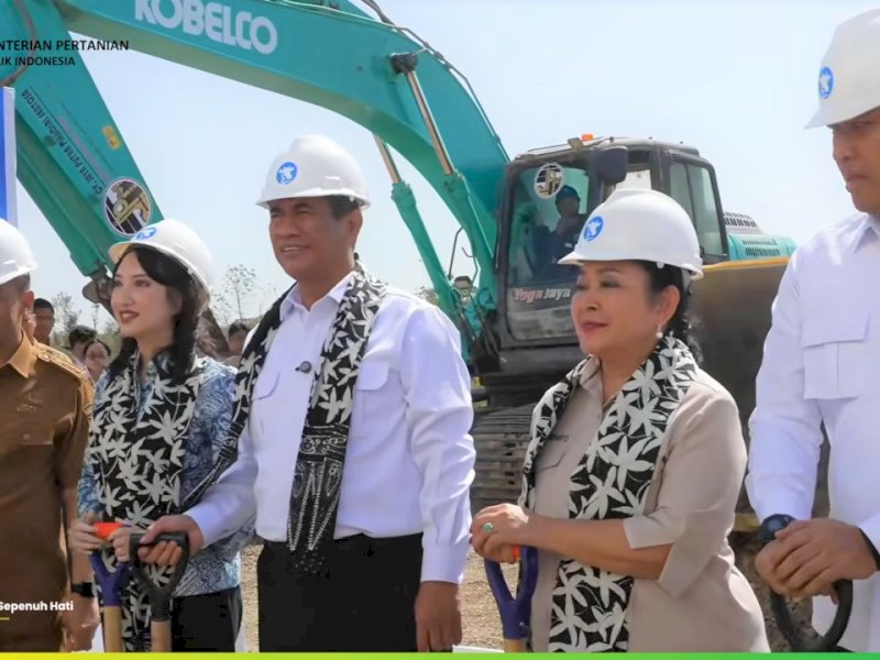 Peletakan batu pertama pembangunan peternakan sapi perah terpadu milik PT Global Dairi Bersama di Desa Karangbale, Kecamatan Larangan, Kabupaten Brebes, Jawa Tengah, Senin (20/7/2026).