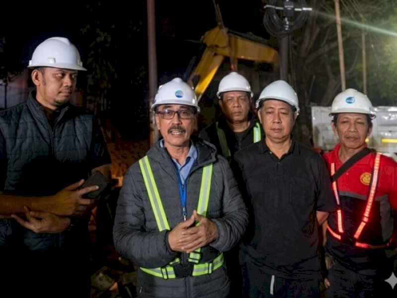 Direktur Utama PDAM Makassar, Andi Syahrum, turun langsung memantau proses pengerukan sedimen di lokasi pada Jumat (17/7/2026) malam.