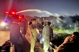 Respons Aduan di Lontara+, Pemkot Makassar Gerak Cepat Padamkan Kebakaran Sampah di Jalan Leimena