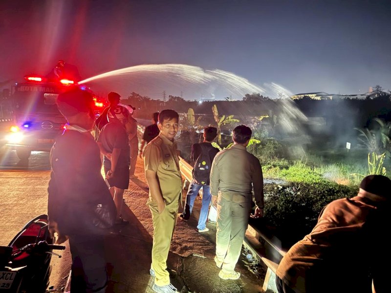 Pemadaman api kawasan di sepanjang Jalan Middle Ring Road merupakan lahan terbuka yang masih dipenuhi vegetasi dan semak belukar. @Jejakfakta/dok. Humas Pemkot Makassar