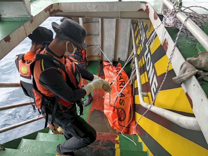 Tim SAR Gabungan evakuasi satu jenazah yang diduga merupakan korban kecelakaan kapal tersebut setelah adanya laporan dari nelayan di sekitar Pulau Pamulikang, Kabupaten Kepulauan Selayar, Selasa (21/7/2026). @Jejakfakta/dok. Basarnas Makassar