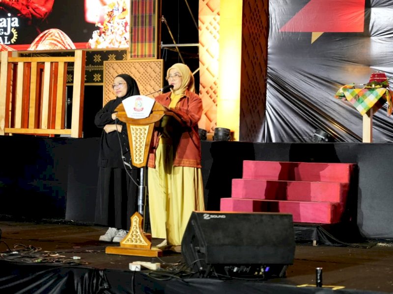 Wakil Wali Kota Makassar, Aliyah Mustika Ilham, saat membuka secara resmi Sao Raja Tana Daeng Festival 2026 yang digelar Dinas Kebudayaan Kota Makassar di Plaza Sunset CPI, Sunset Quay, Makassar, Sabtu (18/7/2026). @Jejakfakta/dok. Humas Pemkot Makassar