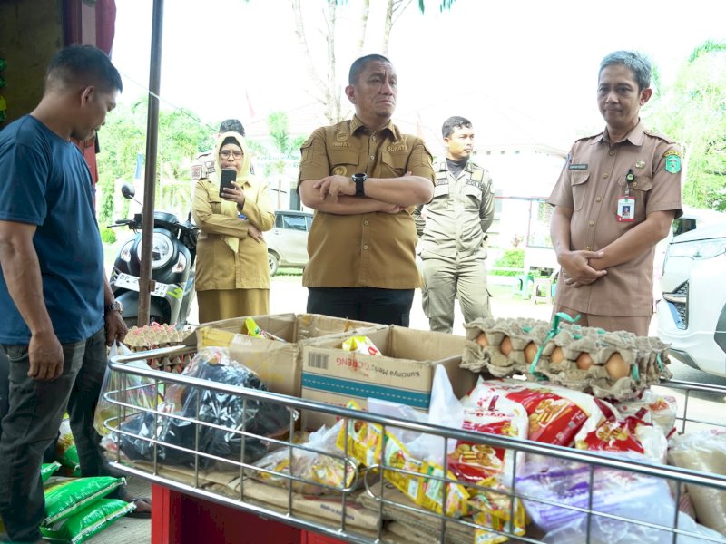 Bupati Luwu Timur, Irwan Bachri Syam, saat meninjau langsung pelaksanaan Gerakan Pangan Murah (GPM) yang digelar di pelataran Lapangan Dinas Pendidikan, Selasa pagi (21/7/2026). @Jejakfakta/dok. Humas Pemkab Lutim