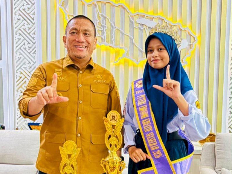 Bupati Luwu Timur, Irwan Bachri Syam, menerima audiensi Winner Puteri Ekraf Sulselbar Tahun 2026, Aura Malaeka Putri R., di ruang kerjanya, Malili, Senin (20/7/2026). @Jejakfakta/dok. Humas Pemkab Lutim