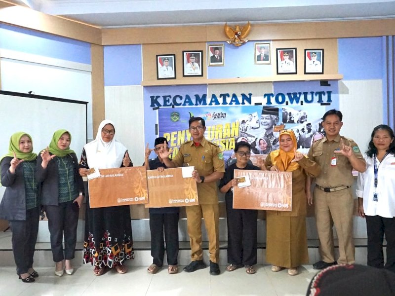Penyerahan kartu perdana  Program Kartu ATM Lansia dari Pemerintah Kabupaten Luwu Timur, di Kecamatan Towuti, Senin (20/07/2026). @Jejakfakta/dok. Humas Pemkab Lutim