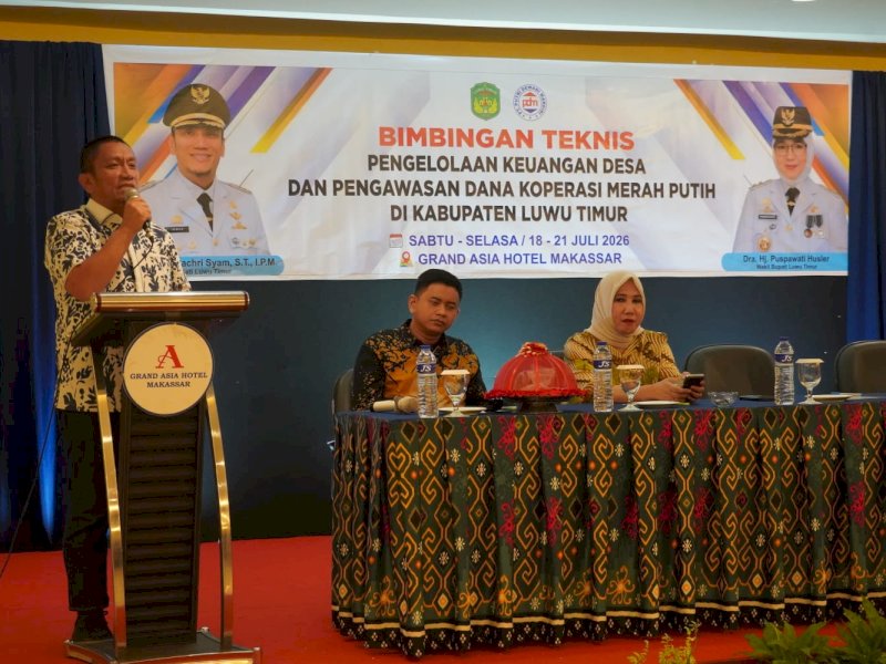 Bupati Luwu Timur, Irwan Bachri Syam, saat membuka kegiatan Bimbingan Teknis (Bimtek) Pengelolaan Keuangan Desa dan Pengawasan Dana Koperasi Desa Merah Putih yang digelar oleh PT Putri Dewani Mandiri di Grand Asia Hotel Makassar, Sabtu (18/07/2026). @Jejakfakta/dok. Humas Pemkab Lutim
