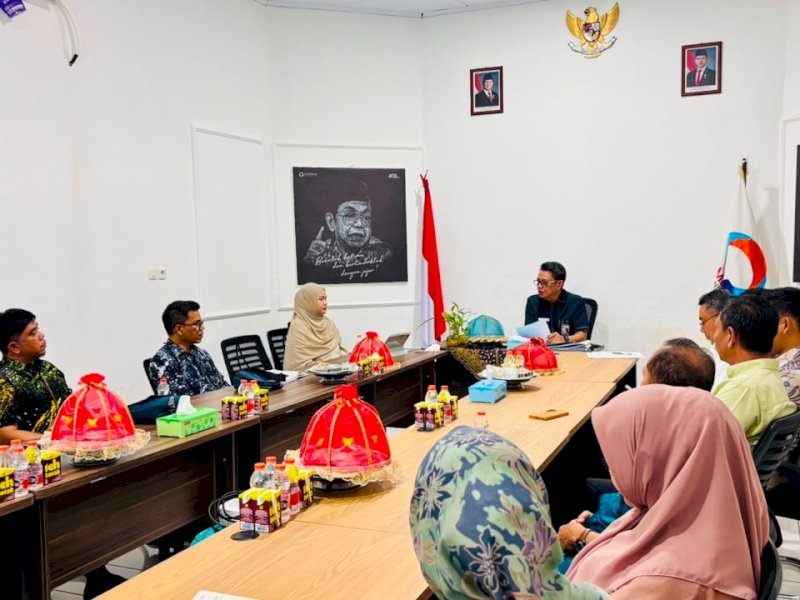 Kepala Perwakilan Ombudsman Sulsel, Dr. Ismu Iskandar, menyerahkan Laporan Hasil Pemeriksaan (LHP) Investigasi Atas Prakarsa Sendiri (IAPS) kepada sejumlah instansi terkait pada Selasa (21/7/2026). @Jejakfakta/dok. Ist.