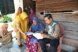 Tak Mampu Berjalan, Nenek Sumarni Terharu Saat Bantuan Kartu Lansia Diantar Langsung ke Rumah