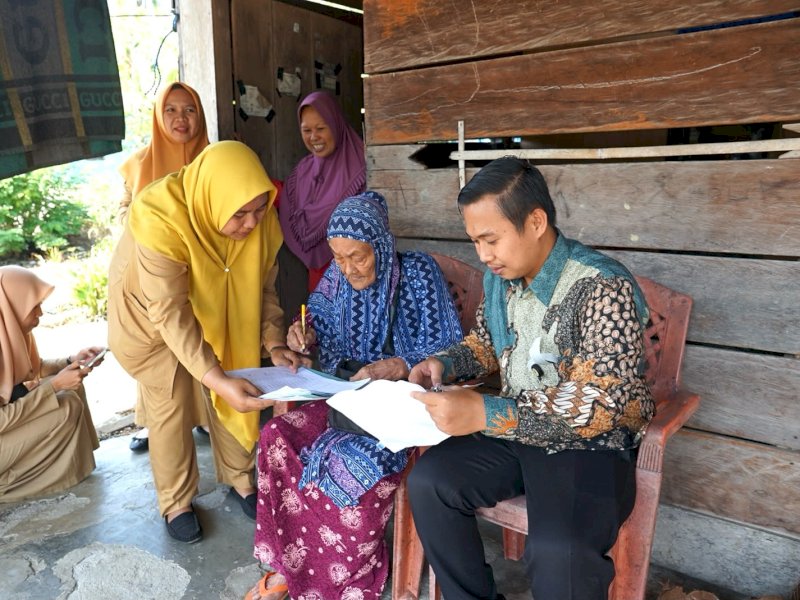 Petugas mendatangi langsung rumah Sumarni (84), seorang lansia yang sudah tidak mampu berjalan untuk penyaluran Kartu Lansia di Kecamatan Angkona dan Kalaena, Selasa (21/7/2026). @Jejakfakta/dok. Humas Pemkab Lutim