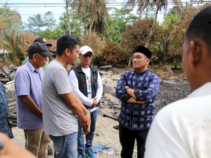Bupati Luwu Timur, Irwan Bachri Syam, turun langsung meninjau lokasi kejadian untuk memastikan kondisi korban sekaligus melihat progres penanganan yang dilakukan oleh BPBD bersama pemerintah kecamatan dan desa. @Jejakfakta/dok. Ist.