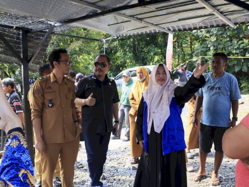 \Badan Penanggulangan Bencana Daerah (BPBD) Kabupaten Luwu Timur bergerak cepat menyalurkan bantuan darurat kepada warga terdampak kebakaran di Desa Maliwowo, Kecamatan Angkona, Selasa (02/06/2026). Wakil Bupati Luwu Timur, Hj. Puspawati Husler, bersama Anggota DPRD Luwu Timur Muhammad Iwan, hadir menyalurkan bantuan darurat. @Jejakfakta/dok. Ist.