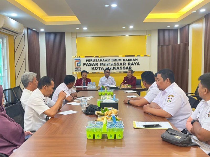 Direktur Utama Perumda Pasar Makassar Raya, Ali Gauli Arief, saat menerima tim Institut Bisnis dan Keuangan (IBK) Nitro Makassar, Rabu (22/7/2026). @Jejakfakta/dok. Humas Pemkot Makassar