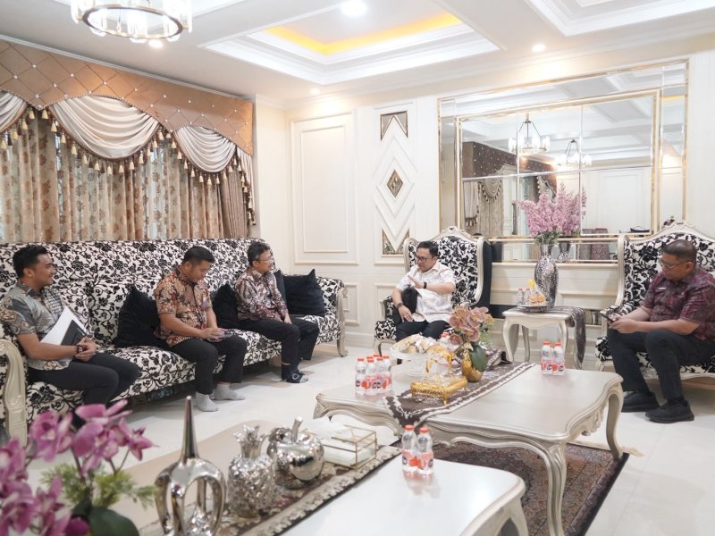 Wakil Bupati Gowa, Darmawangsyah Muin, saat menerima kunjungan Balai Pengembangan Penjaminan Mutu Pendidikan Vokasi (BPPMPV) Bidang Kelautan, Perikanan, Teknologi Informasi dan Komunikasi (KPTK) Kementerian Pendidikan Dasar dan Menengah di kediaman pribadinya, Jalan HOS Cokroaminoto, Sungguminasa, Kamis (23/7/2026). @Jejakfakta/dok. Humas Pemkab Gowa