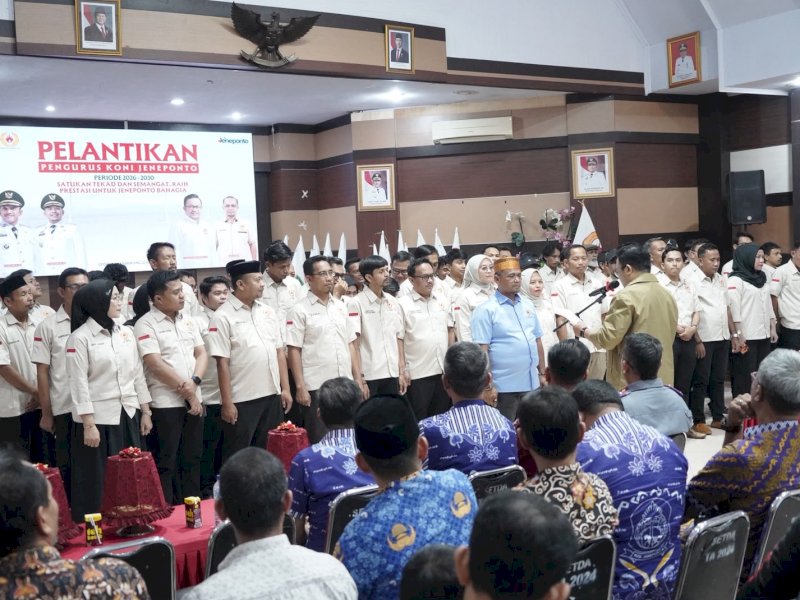 Ketua Umum KONI Sulawesi Selatan, Darmawangsyah Muin, resmi melantik pengurus Komite Olahraga Nasional Indonesia (KONI) Kabupaten Jeneponto masa bakti 2026&ndash;2030 di Aula Kalabbirang, Rumah Jabatan Bupati Jeneponto, Kamis (23/7/2026). @Jejakfakta/dok. Humas Pemkab Gowa