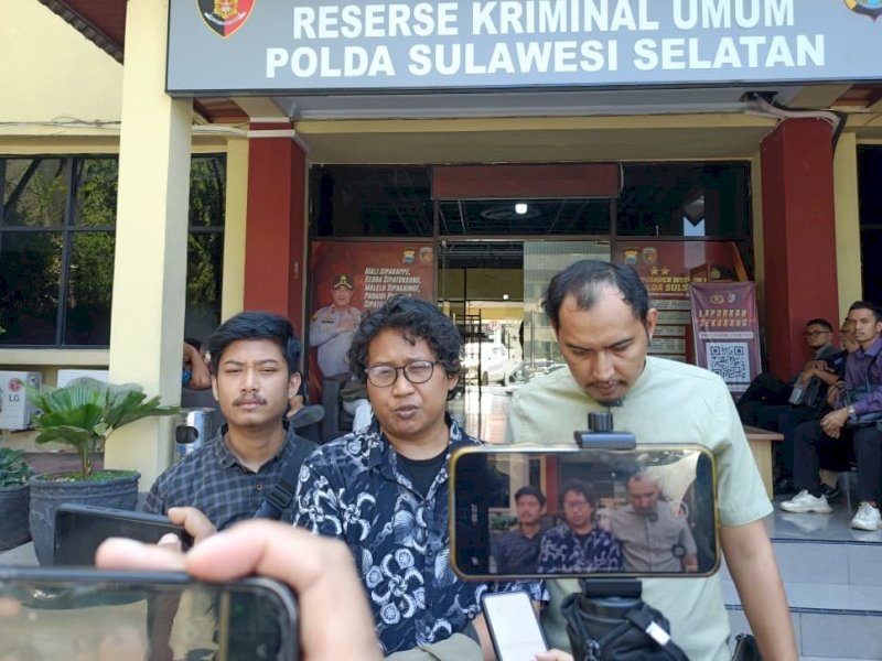 Koordinator Advokasi LBH Pers Makassar, Sukrianto, saat memberikan keterangan usai menemui penyidik Ditreskrimum Polda Sulsel di Mapolda Sulsel, Jumat (24/7/2026). @Jejakfakta/dok. Ist.