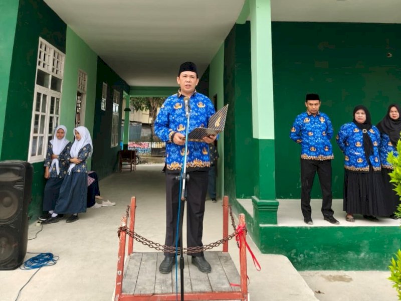 Wakil Kepala Madrasah Bidang Humas MAN Pinrang, Subair, saat memimpin Upacara Hari Anak Nasional yang digelar di lapangan MAN Pinrang, Kamis (23/7/2026). @Jejakfakta/dok. Istimewa
