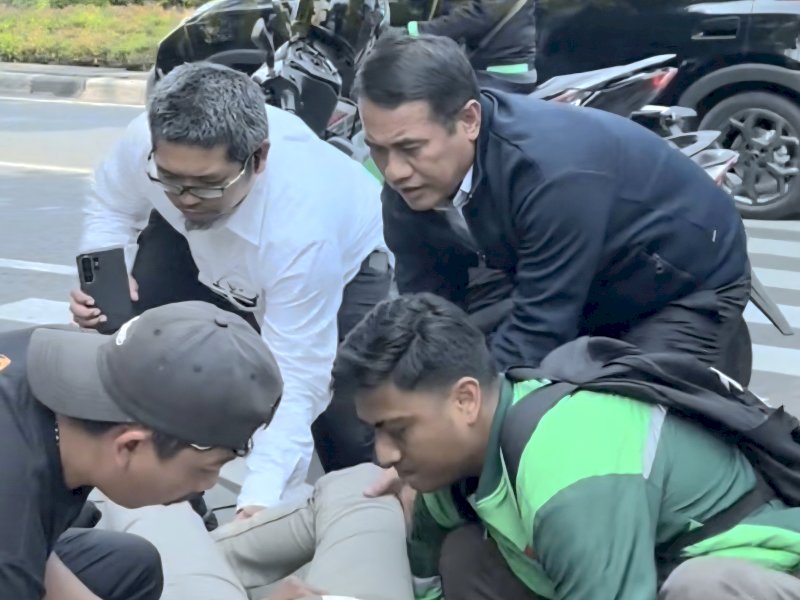 Mentan Amran menolong korban kecelakaan lalu lintas di jalan, di kawasan Taman Suropati, Menteng, Jakarta Pusat, sekitar pukul 11.30 WIB. @jejakfaktacom/Ist.
