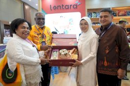 Melinda Aksa Jamu Pengunjung Booth Makassar dengan Bingkisan Produk Unggulan Dekranasda