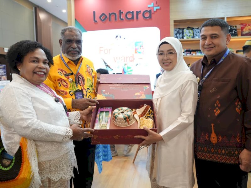 Ketua Dekranasda Kota Makassar sekaligus Ketua TP PKK Kota Makassar, Melinda Aksa, saat saat menjamu peserta booth Kota Makassar di Hotel Santika Premiere Dyandra, Jalan Kapten Maulana Lubis, Medan, Rabu (1/7/2026). @Jejakfakta/dok. Humas Pemkot Makassar