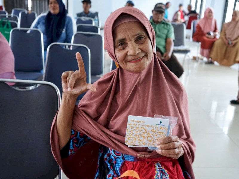Penyerahan kartu Lansia. Burau menjadi kecamatan terakhir dalam rangkaian penyaluran 1.346 Kartu Lansia bagi penerima manfaat baru Tahun 2026. @Jejakfakta/dok. Humas Pemkab Lutim