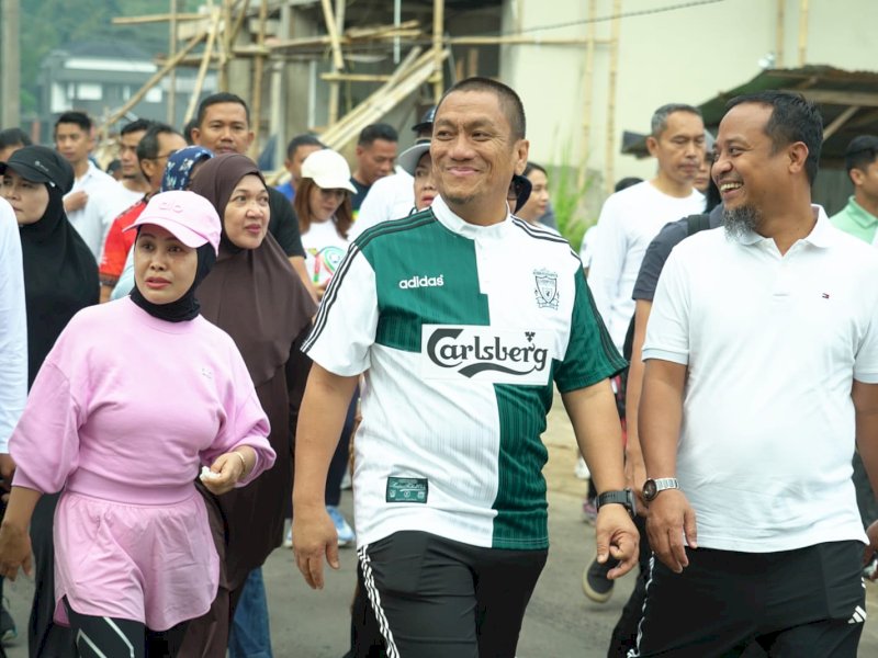 Bupati Luwu Timur, Irwan Bachri Syam (Ibas), mengikuti jalan santai bersama Gubernur Sulawesi Selatan, Andi Sudirman Sulaiman, dalam kegiatan "Anti Mager" yang digelar untuk memperingati Hari Ulang Tahun (HUT) ke-18 Kabupaten Toraja Utara di Alun-alun Kota Rantepao, Sabtu (25/7/2026). @Jejakfakta/dok. Humas Pemkab Lutim