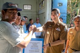 Bupati MYL Salurkan 309 Roll Geomembran ke Petambak Garam, Dukung Swasembada Garam di Pangkep