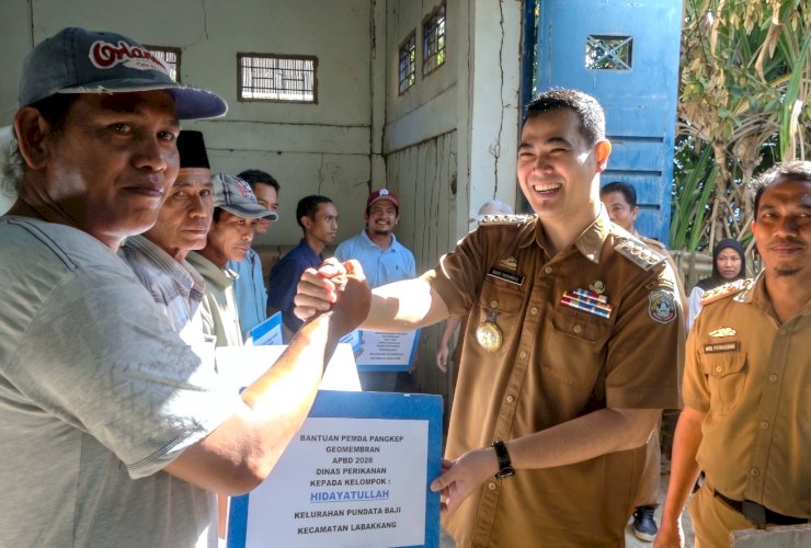 Bupati MYL Salurkan 309 Roll Geomembran ke Petambak Garam, Dukung Swasembada Garam di Pangkep