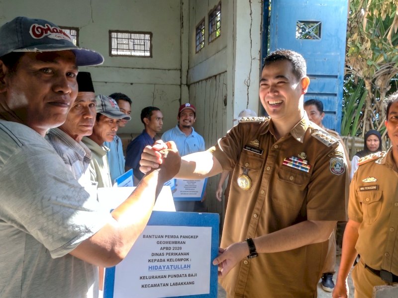 Bupati Pangkep Muhammad Yusran Lalogau, menyerahkan bantuan 309 roll geomembran kepada kelompok petambak garam di Gudang Dinas Perikanan Kabupaten Pangkep, Senin (27/7/2026). @jejakfaktacom/Humas Pemda Pangkep