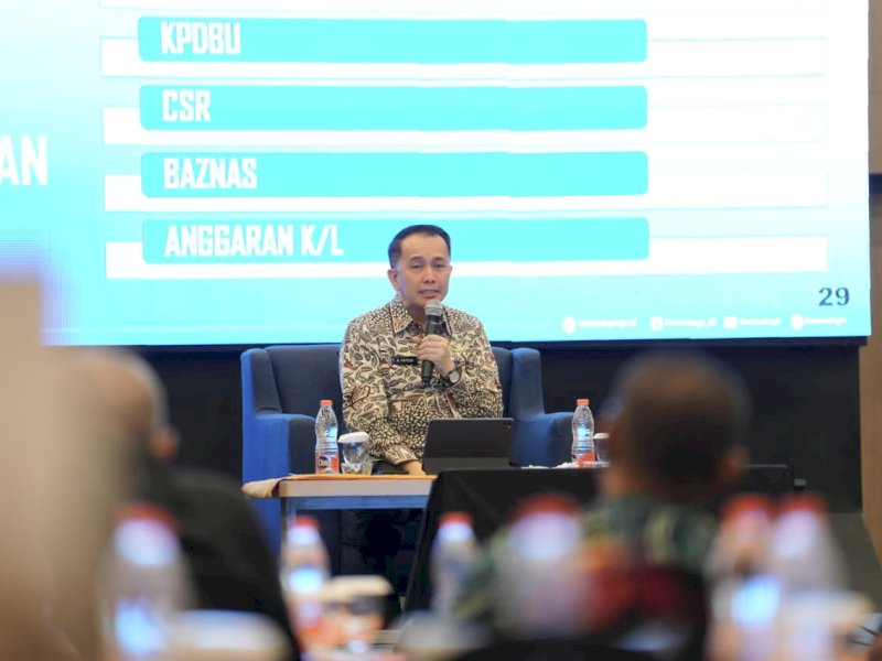 Direktur Jenderal (Dirjen) Bina Keuangan Daerah Kementerian Dalam Negeri (Kemendagri), Agus Fatoni, saat menjadi narasumber dalam Sosialisasi Kebijakan Pengelolaan Keuangan Daerah dalam rangka Mendukung Pencapaian Program Prioritas Pemerintah Kota Makassar yang digelar melalui Forum Group Discussion (FGD) di Hotel Gammara Makassar, Sabtu (25/7/2026). @Jejakfakta/dok. Humas Pemkot Makassar
