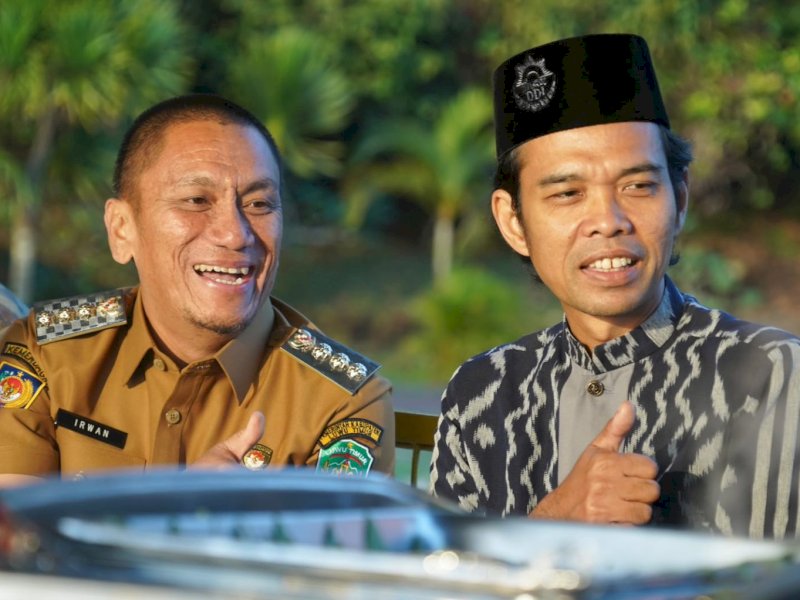 Ustaz Abdul Somad (UAS) didampingi Bupati Luwu Timur, Irwan Bachri Syam, menikmati panorama Danau Matano sambil sarapan di atas raft (rumah rakit), Senin (27/7/2026) pagi. @Jejakfakta/dok. Humas Pemkab Lutim