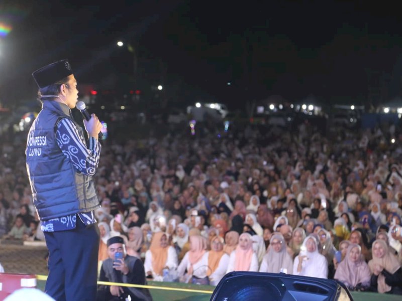 Ustaz Abdul Somad (UAS) saat menghadiri Tabligh Akbar di Lapangan Pendidikan Malili, Minggu (26/7/2026) malam, yang dihadiri ribuan jamaah dari berbagai wilayah. @Jejakfakta/dok. Humas Pemkab Lutim