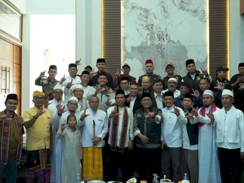 Penceramah nasional Ustaz Abdul Somad (UAS) saat tiba di kediaman Bupati Luwu Timur, Irwan Bachri Syam, di Desa Puncak Indah, Kecamatan Malili, Ahad (26/7/2026), disambut langsung oleh para tokoh lintas agama. @Jejakfakta/dok. Humas Pemkab Lutim