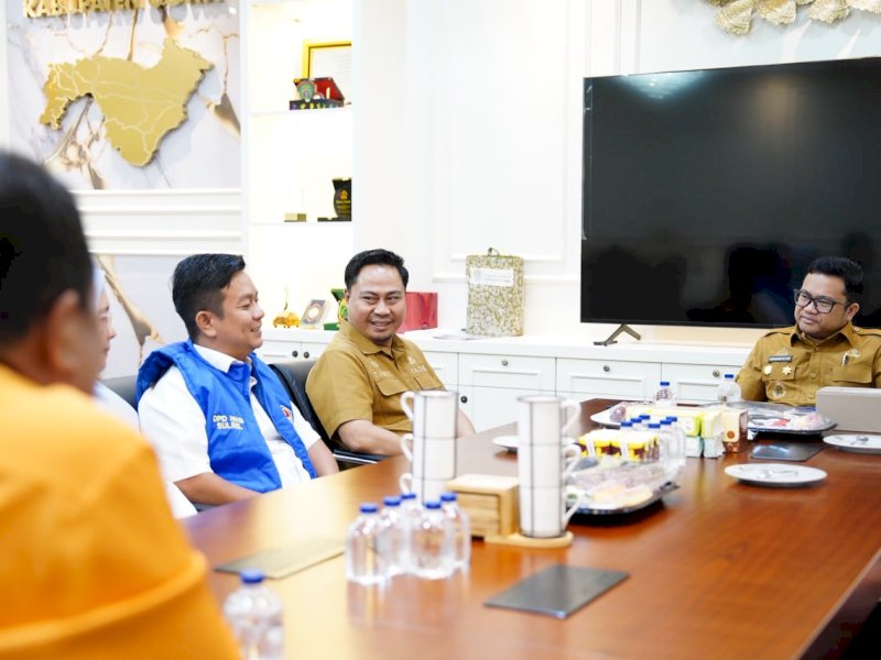 Wakil Bupati Gowa, Darmawangsyah Muin, menerima audiensi pengurus Dewan Pimpinan Cabang (DPC) Himpunan Nelayan Seluruh Indonesia (HNSI) Kabupaten Gowa di Ruang Rapat Wakil Bupati Gowa, Selasa (28/7/2026). @Jejakfakta/dok. Humas Pemkab Gowa
