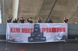 Spanduk "Kami Muak Prabowo" Membentang di Flyover Makassar, Jurnalis dan OMS Desak Presiden Minta Maaf