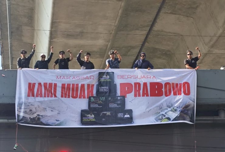 Spanduk "Kami Muak Prabowo" Membentang di Flyover Makassar, Jurnalis dan OMS Desak Presiden Minta Maaf