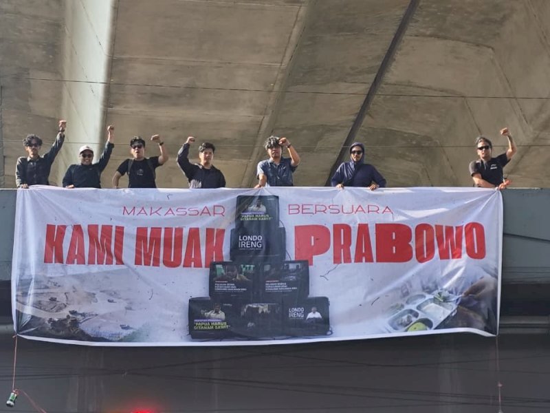 Spanduk raksasa bertuliskan "Makassar Bersuara. Kami Muak Prabowo" membentang di bawah Flyover Jalan Urip Sumoharjo&ndash;Jalan AP Pettarani, Kecamatan Panakkukang, Makassar, Selasa (28/7/2026) sore. @Jejakfakta/Ist.