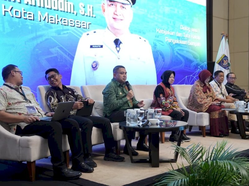 Wali Kota Makassar, Munafri Arifuddin, memaparkan strategi komprehensif Pemerintah Kota Makassar dalam mengatasi persoalan persampahan pada kegiatan City-to-City Learning and Innovation Lab: Waste Management Practices di The Margo Hotel, Kota Depok, Selasa (28/7/2026). @Jejakfakta/dok. Humas Pemkot Makassar