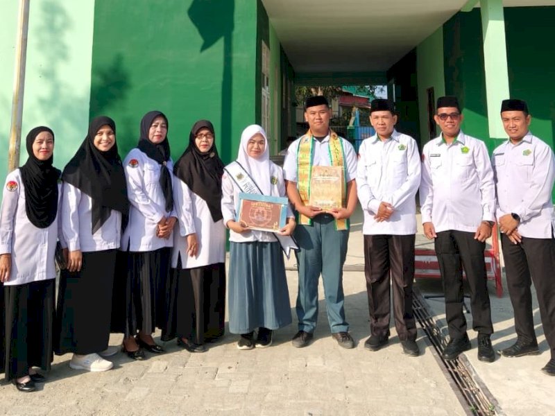 Putra Geraldine berhasil meraih predikat Best Introduction Putera Sulawesi Selatan 2026 dan Nur Khofifah sukses menyabet gelar Best Intelligence Puteri Bumi Lasinrang 2025, dalam ajang Putera Puteri Sulawesi Selatan 2026 yang berlangsung di Makassar pada 15&ndash;18 Januari 2026. @Jejakfakta/dok. Ist.