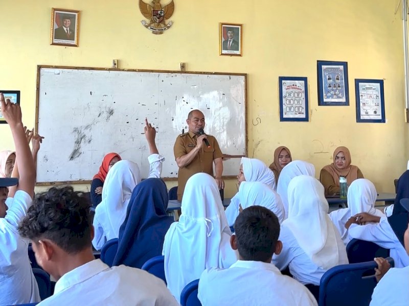 Kepala Dinas Komunikasi dan Informatika Kota Makassar, Muhammad Roem, edukasi literasi digital kepada para pelajar di wilayah kepulauan, Rabu (29/7/2026). @Jejakfakta/dok. Humas Pemkot Makassar