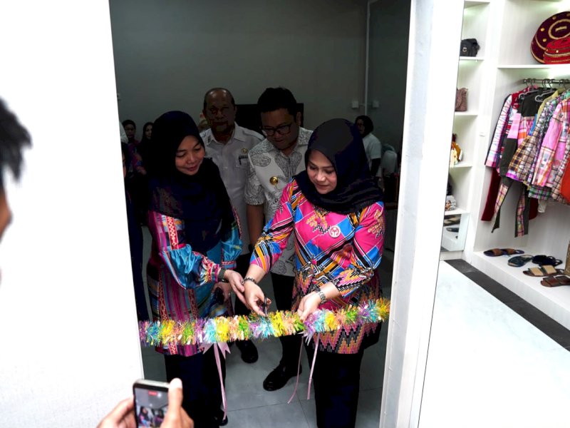 Wakil Bupati Gowa, Darmawangsyah Muin, didampingi Ketua Dekranasda Kabupaten Gowa, Andi Tenri Indah Darmawangsyah, meresmikan Galeri Mini Dekranasda yang berlokasi di Kantor Dinas Perdagangan dan Perindustrian (Perdastri) Kabupaten Gowa, Rabu (29/7/2026). @Jejakfakta/dok. Humas Pemkab Gowa