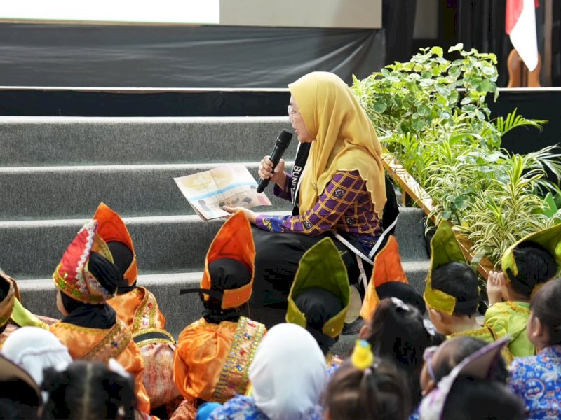 Bunda PAUD Kota Makassar, Melinda Aksa Munafri, membacakan buku cerita anak berjudul "Jelajah Hijau di Pantai Losari" di hadapan ratusan anak dalam rangkaian peringatan Hari Anak Nasional (HAN) ke-42 tingkat Kota Makassar di Balai Manunggal, Rabu (29/7/2026). @Jejakfakta/dok. Humas Pemkot Makassar