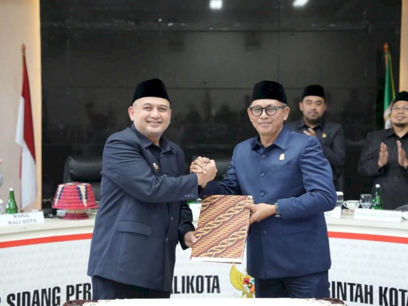 Naskah persetujuan Ranperda Pertanggungjawaban APBD 2025 resmi disetujui DPRD Makassar. Wali Kota Makassar, Munafri Arifuddin, bersama Ketua DPRD Makassar Supratman, usai  Rapat Paripurna ke-10 Masa Persidangan Ketiga yang digelar secara hybrid di Aula Sipakallebbi Balai Kota Makassar, Rabu (29/7/2026). @Jejakfakta/dok. Humas Pemkot Makassar
