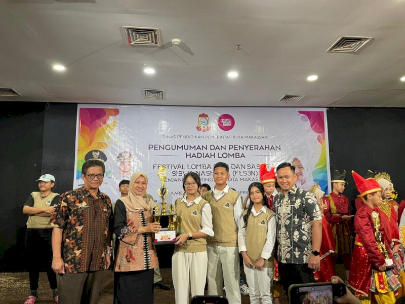 Kepala Dinas Pendidikan Kota Makassar, Achi Soleman, saat penyerahan hadiah lomba Enam siswa SD dan SMP Kota Makassar lolos sebagai finalis FLS3N Nasional 2026, Rabu (29/7/2026). @Jejakfakta/dok. Humas Pemkot Makassar