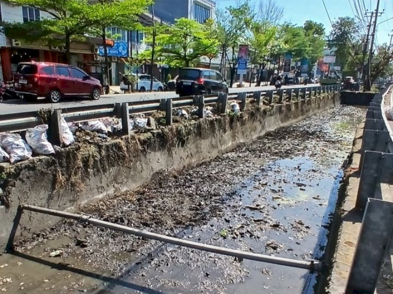 Dinas Pekerjaan Umum (PU) Kota Makassar melalui Satgas Drainase dan Sumber Daya Air (SDA) telah melakukan normalisasi saluran sekunder di Jalan Pengayoman, Kecamatan Panakkukang. @Jejakfakta/dok. Humas Pemkot Makassar