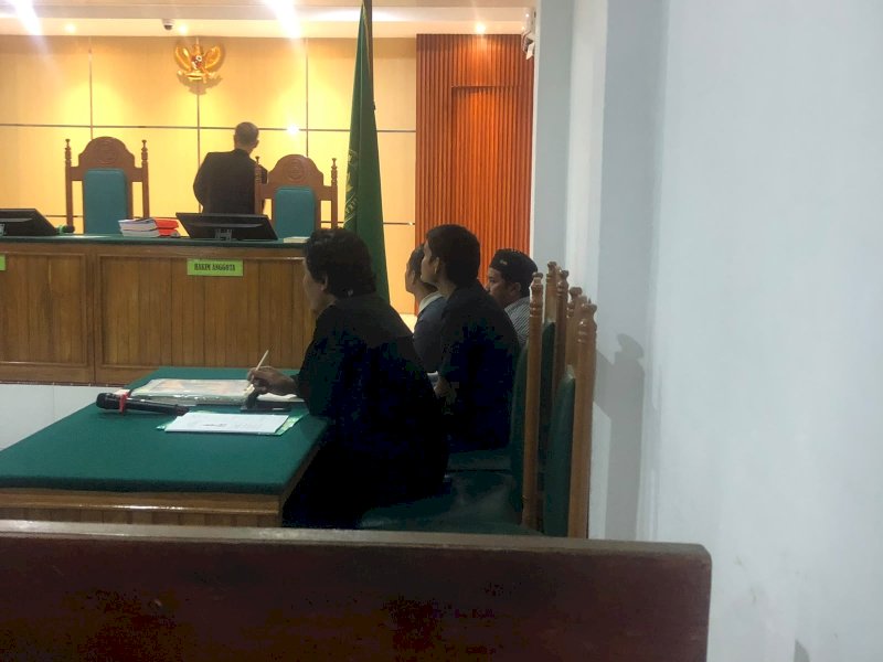 Sidang perkara yang menjerat sejumlah warga Desa Cendana, Kabupaten Enrekang, Jaksa Penuntut Umum (JPU) menghadirkan dua saksi korban secara daring, yakni warga negara asing (WNA) Cao Yuzhan dan Inta Asfina Amalia. @Jejakfakta/dok. Ist.