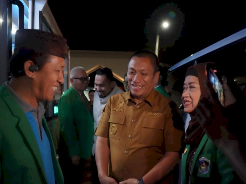 Bupati Luwu Timur, Irwan Bachri Syam, saat menerima kunjungan silaturahmi jajaran Yayasan Wakaf UMI dan PT Marlip Indo Mandiri di kediaman pribadinya di Malili, Selasa (28/7/2026). @Jejakfakta/dok. Humas Pemkab Lutim